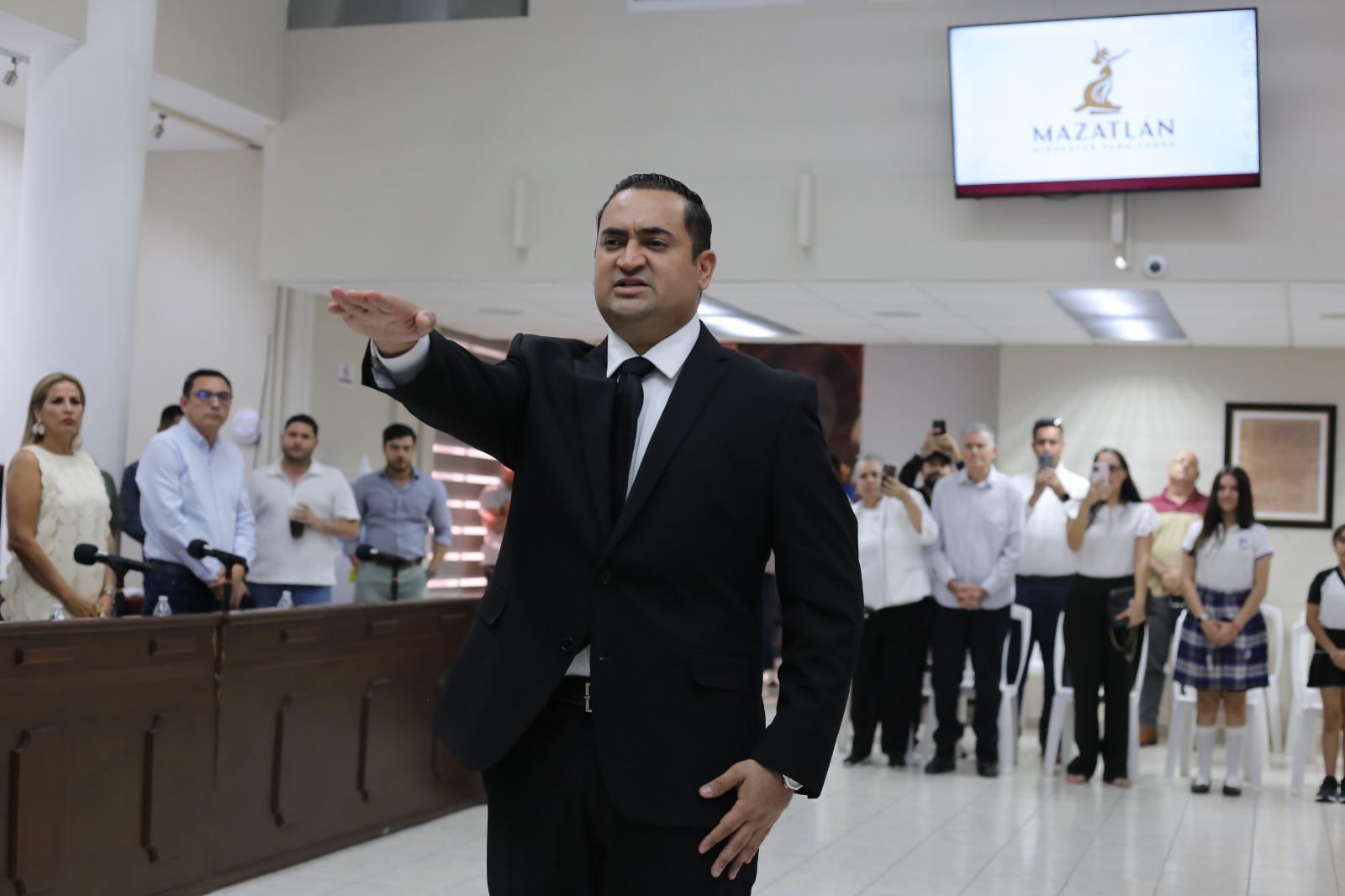 $!Rinde protesta Abraham Alfonso Ávalos Osuna como nuevo Secretario del Ayuntamiento de Mazatlán