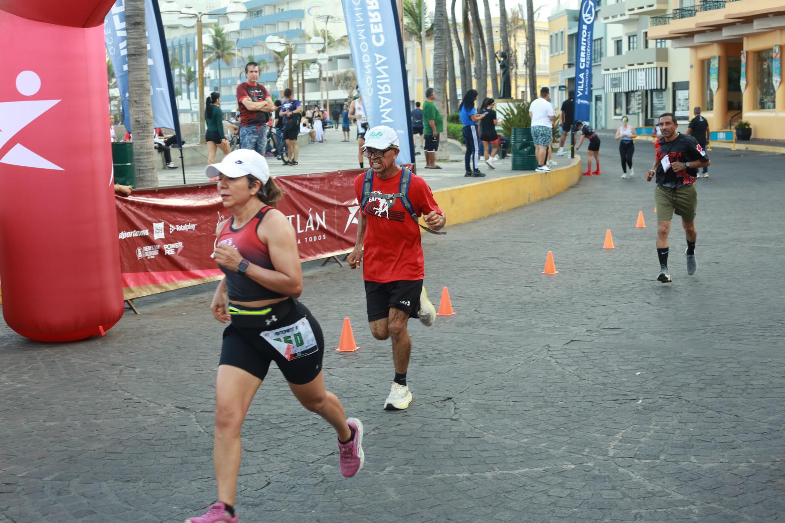 $!Jesús y Norma Labrador imponen su ley en la Carrera Roja 2026 en Mazatlán