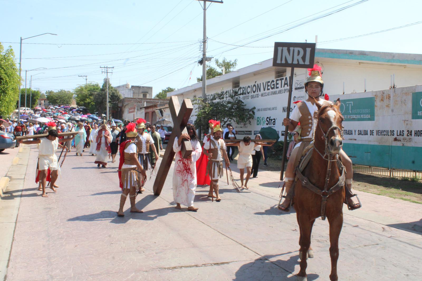 $!Reviven la pasión de Cristo en el ya tradicional Viacrucis viviente, en El Rosario