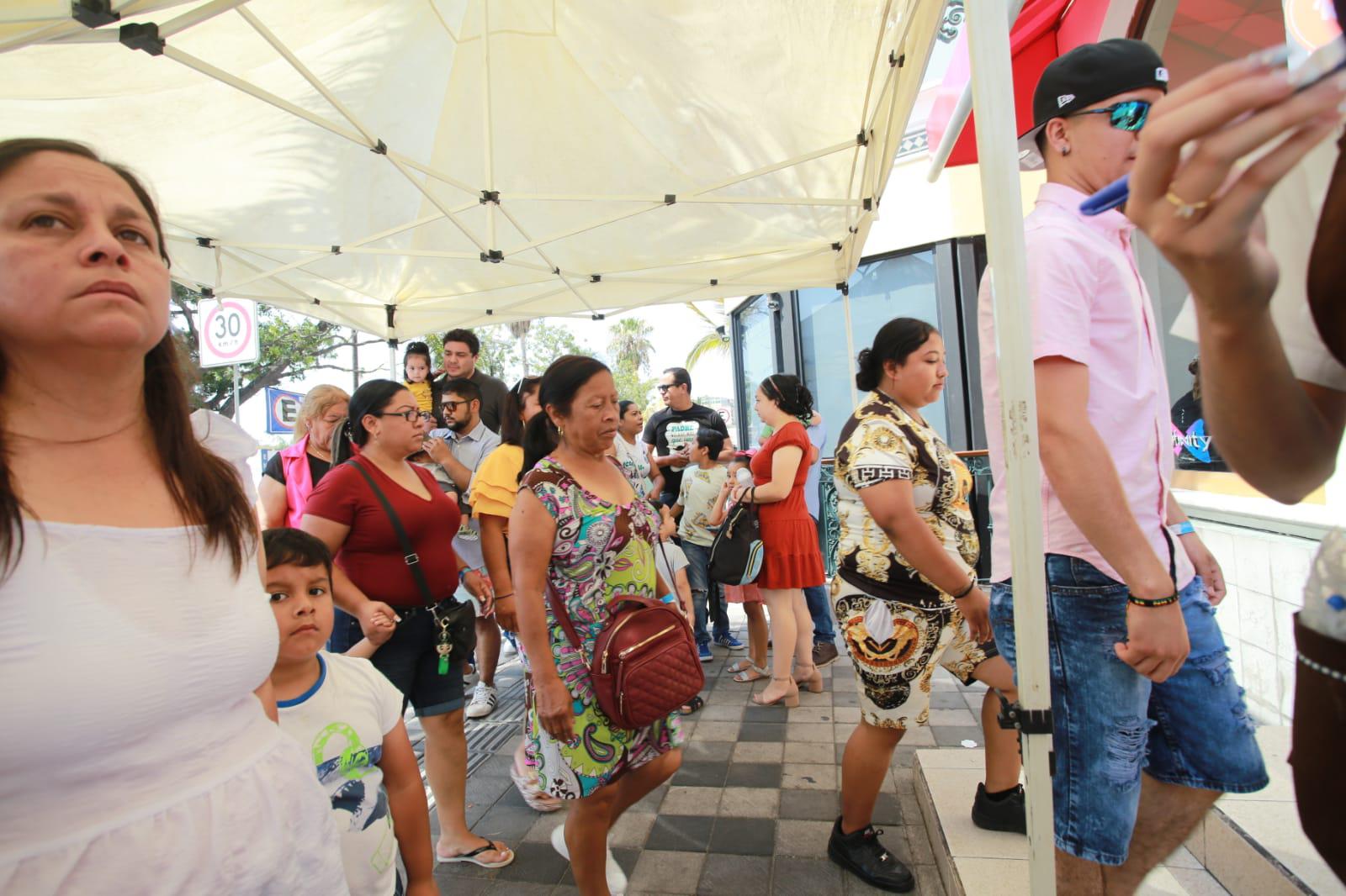 $!Abarrotan restaurantes para festejar a los ‘reyes del hogar’, en Mazatlán