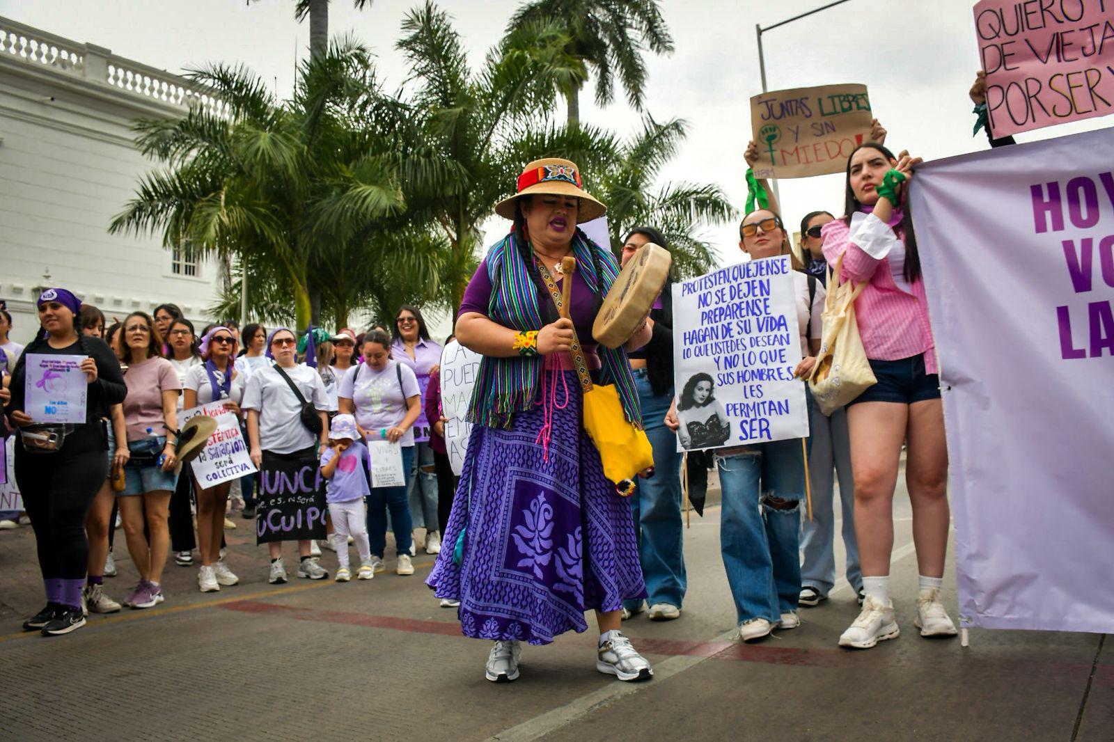 $!Colectivos feministas marchan en Culiacán por justicia y seguridad en el 8M