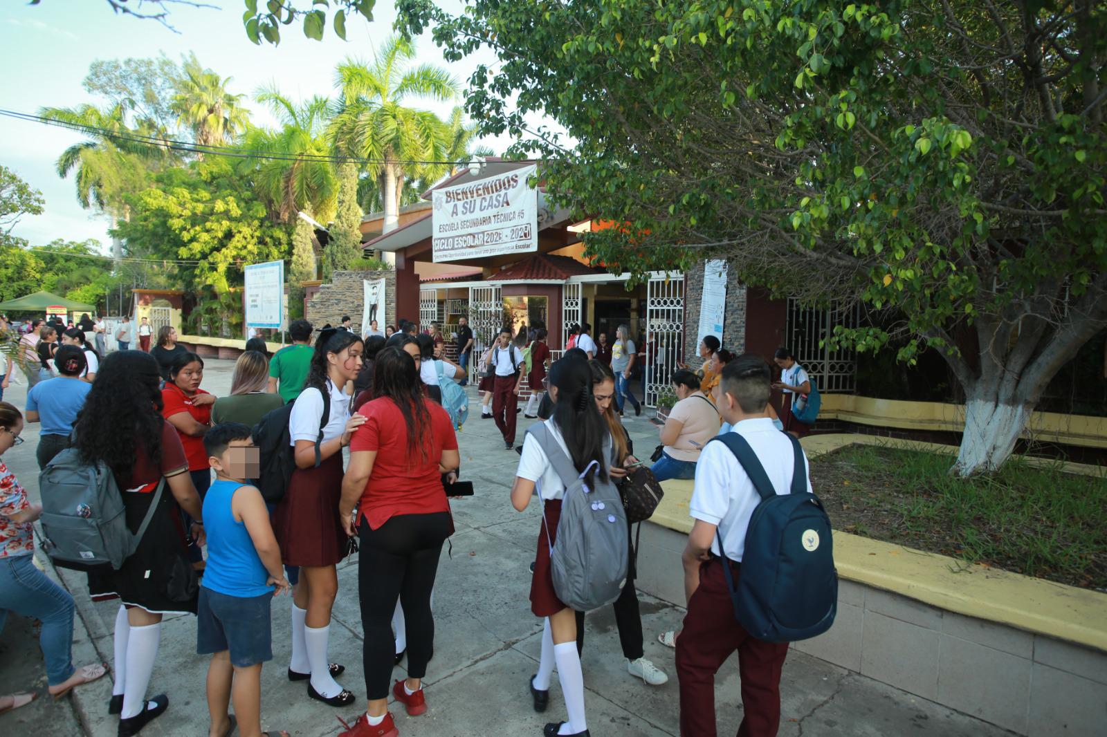 $!Inicia el ciclo escolar 2023-2024 y se agudiza el tráfico en Mazatlán