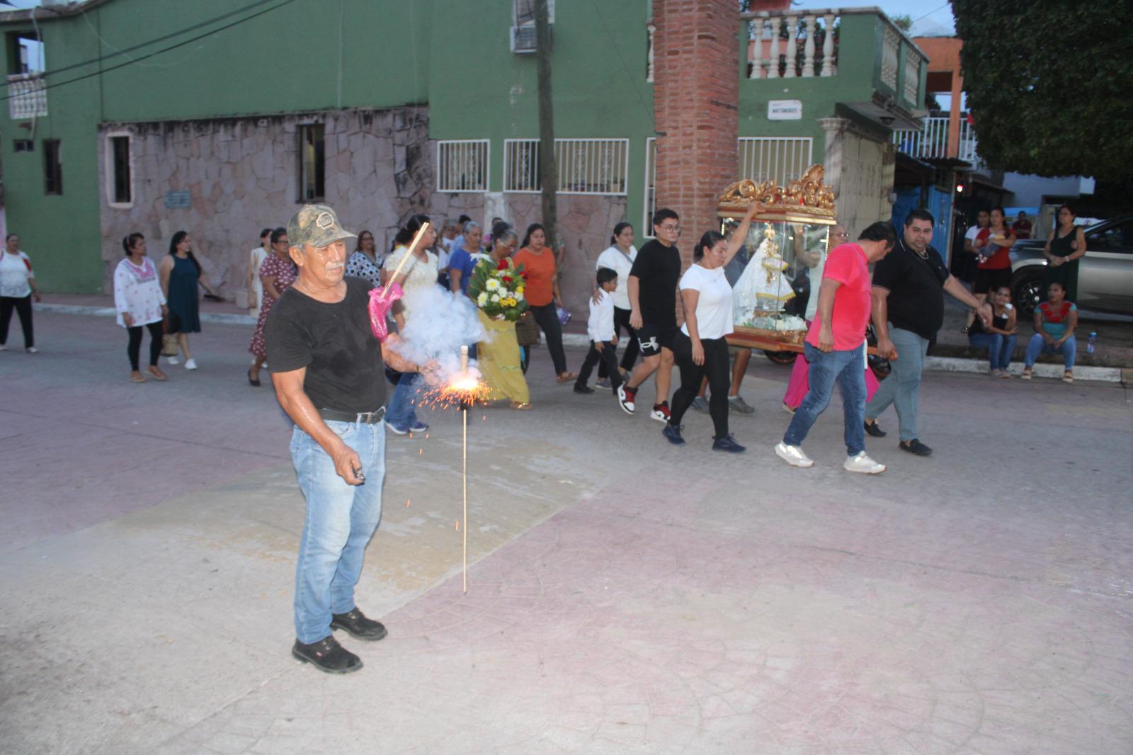 $!Comerciantes peregrinan para pedir a la Virgen del Rosario que vuelva la paz y con ella la prosperidad a sus negocios