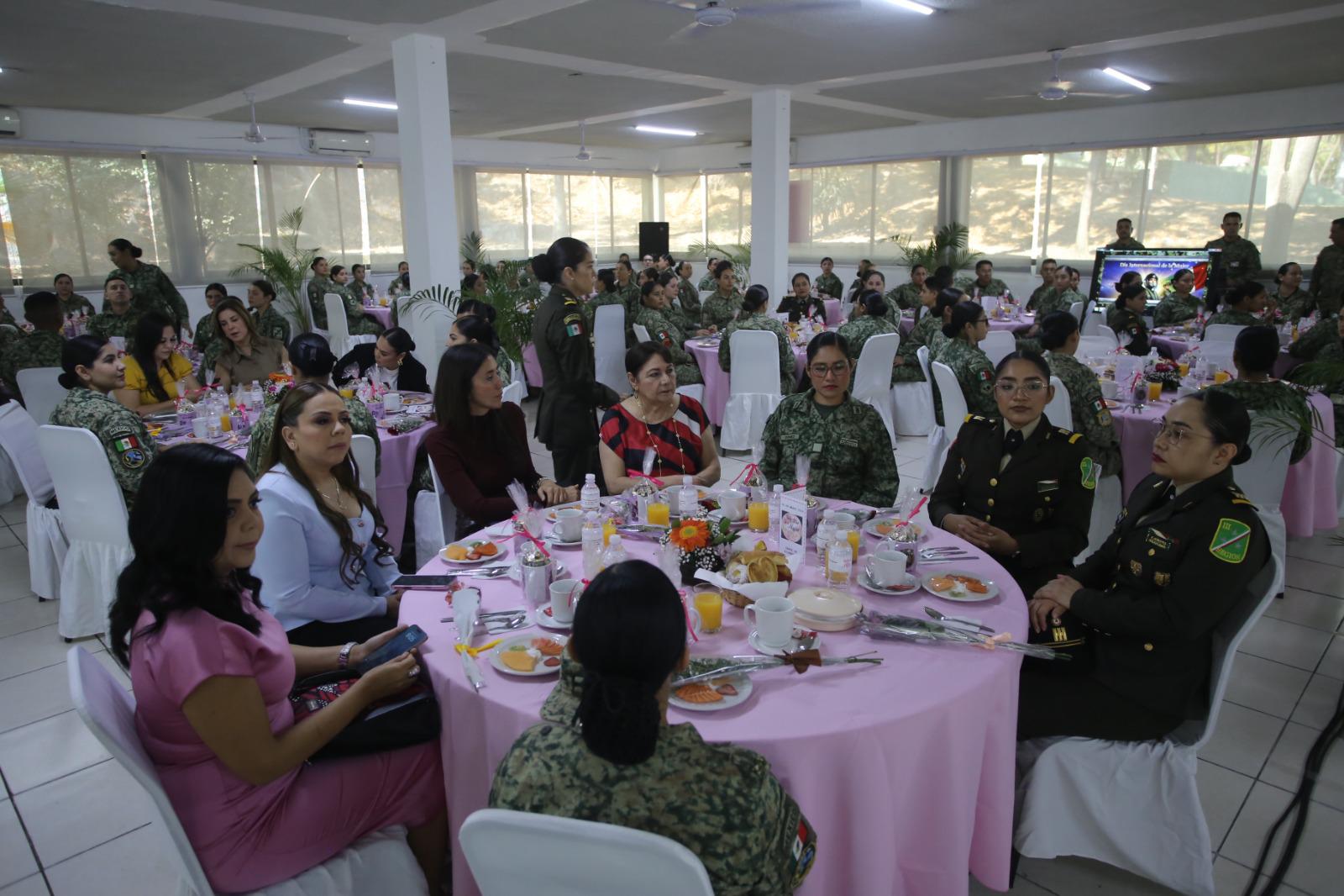 $!Reconoce Fuerzas Armadas de México a personal militar femenino en la III Región Militar