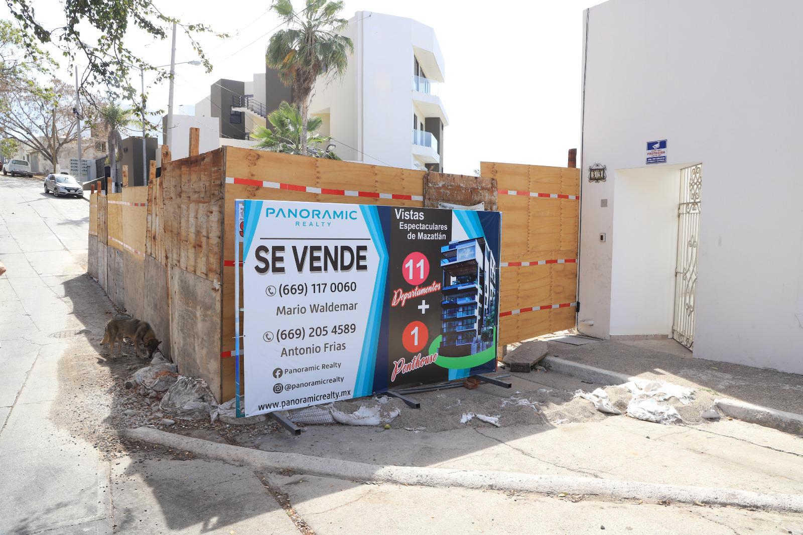 $!Denuncian fuga de aguas negras arrojadas a la vía pública en Cerro de la Nevería