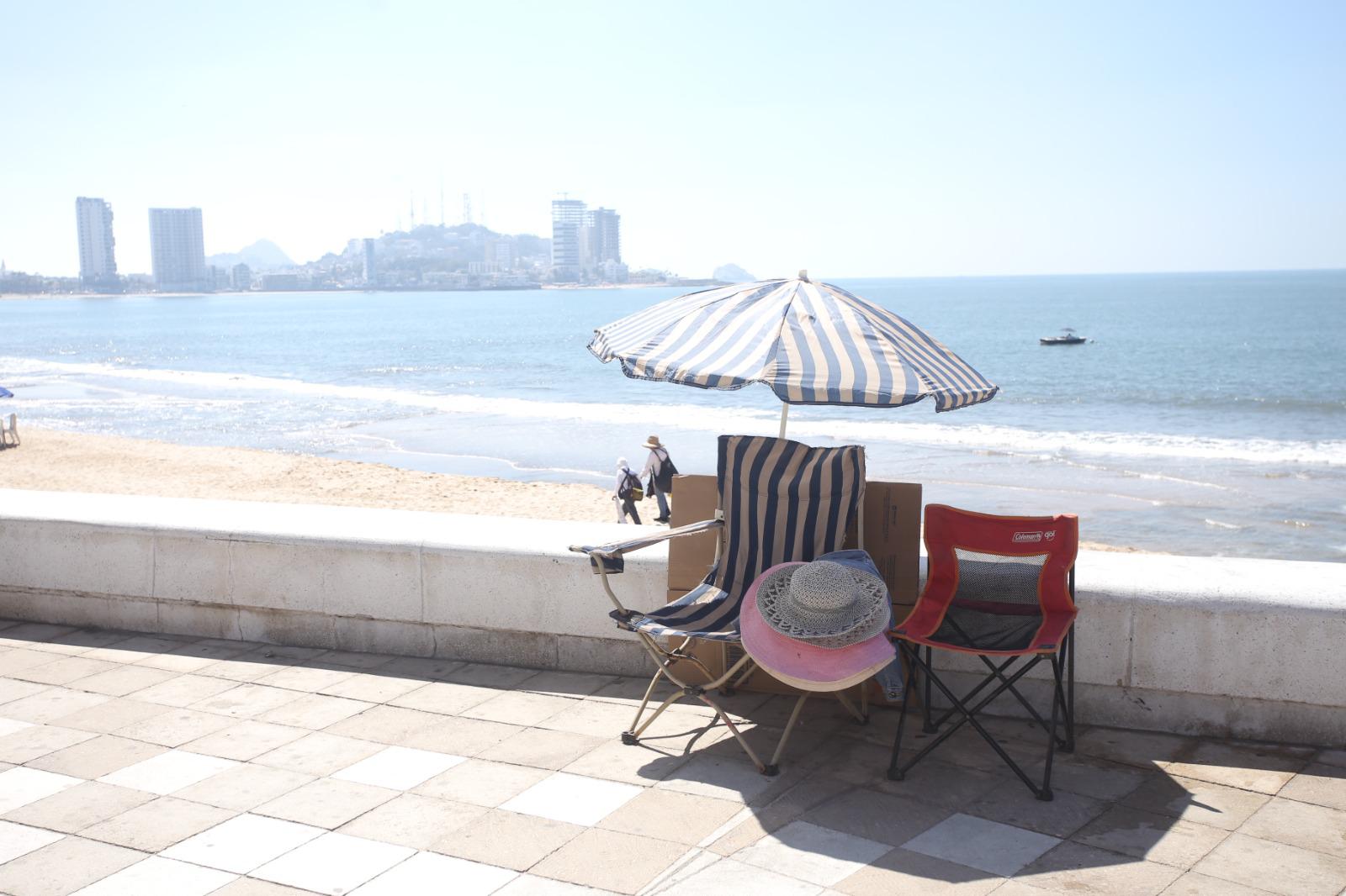 $!Reservan mazatlecos con anticipación un sitio para disfrutar del desfile de Carnaval