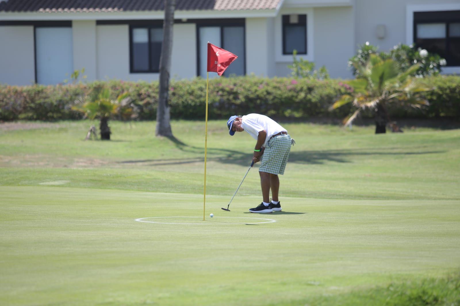 $!Cisneros y Rocha toman la punta en arranque del Torneo Anual de Golf Alhma