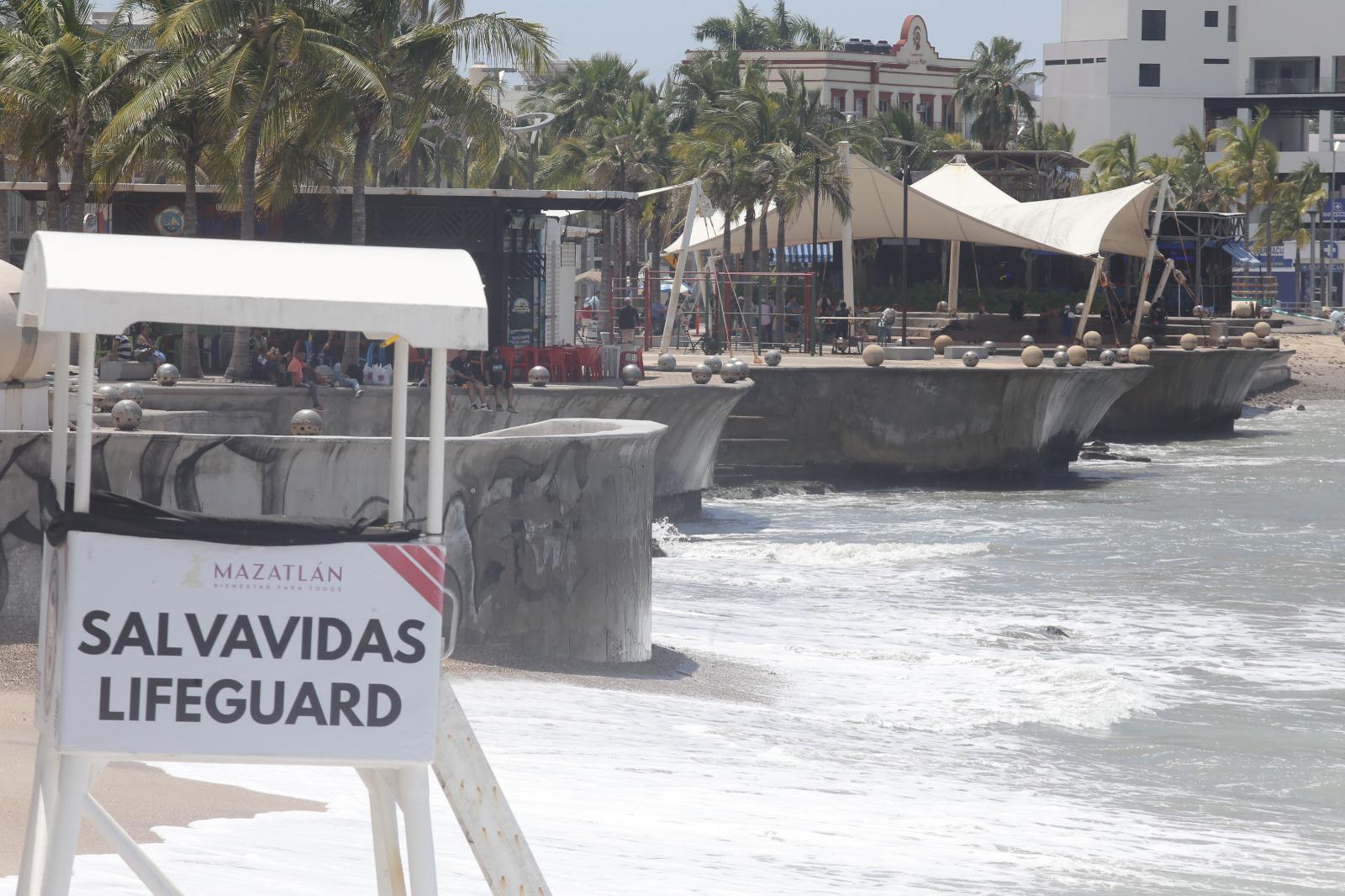 $!Remanentes del huracán Marie dejan playas de Mazatlán erosionadas y sin acceso para bañistas