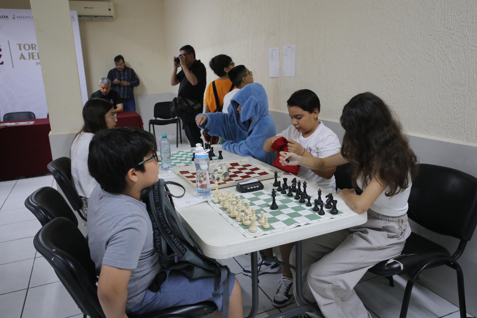 $!Ajedrecistas mueven las piezas en Torneo por la Paz