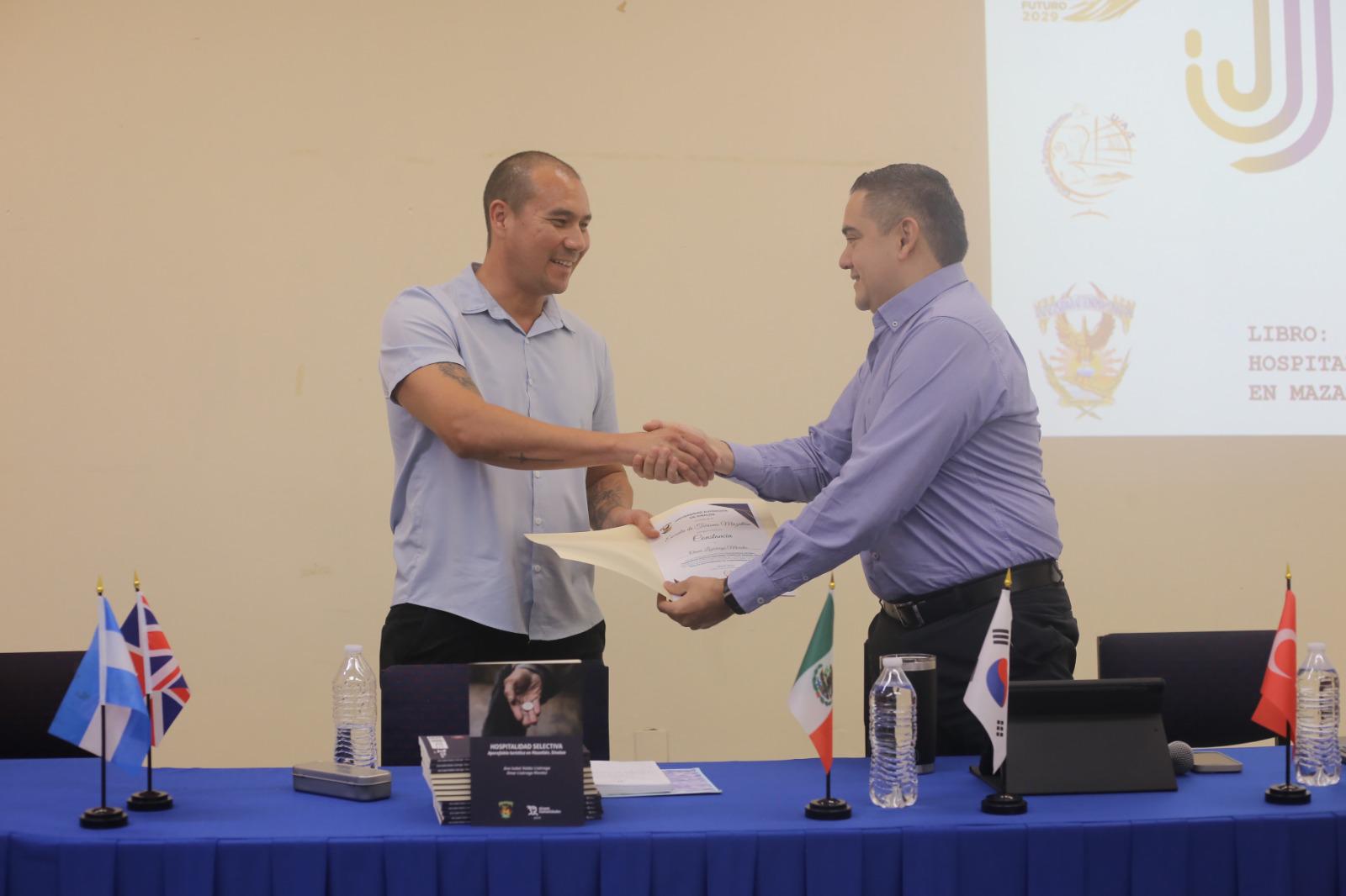 $!Presenta Omar Lizárraga Morales libro sobre turismo popular y prejuicios en Mazatlán