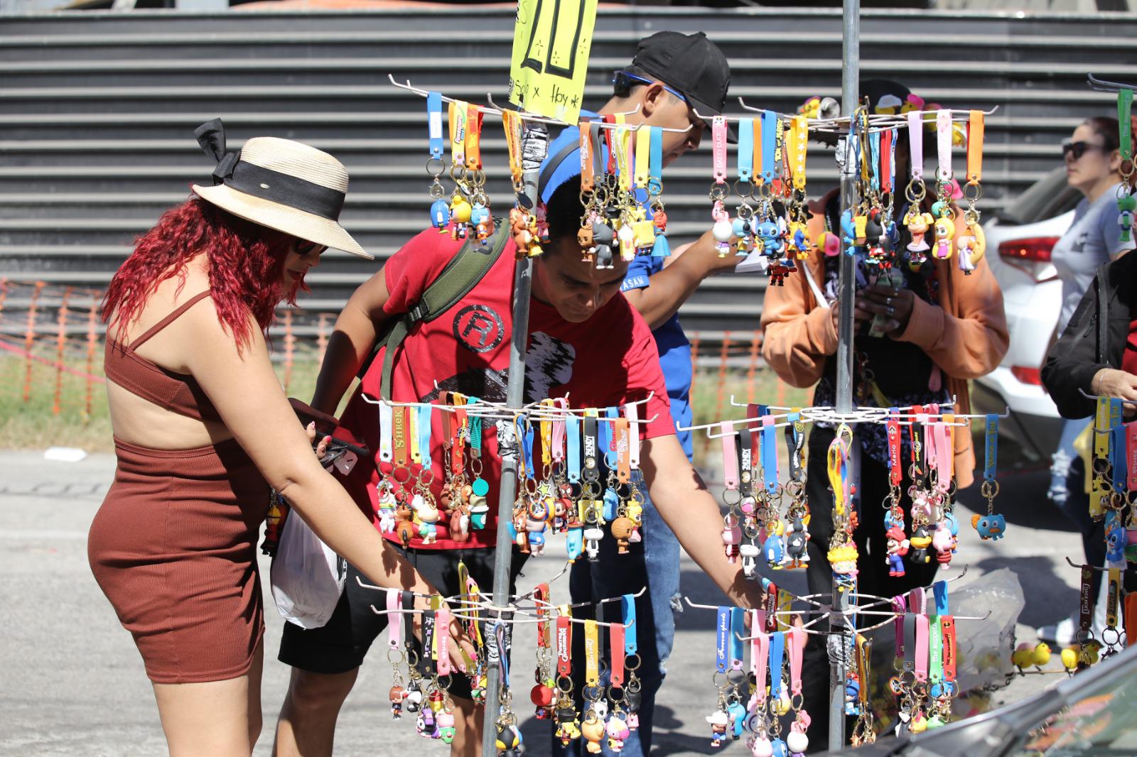 $!Los patitos amarillos cautivan a mazatlecos y turistas en el Carnaval de Mazatlán