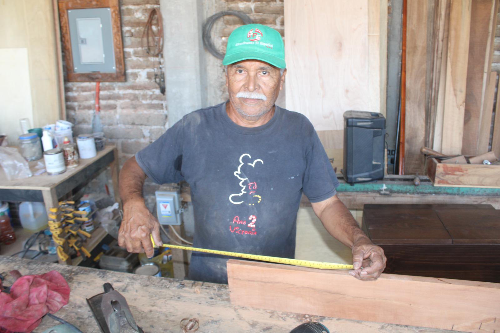 $!Raúl desarrolla con pasión la carpintería desde hace 45 años en Rosario