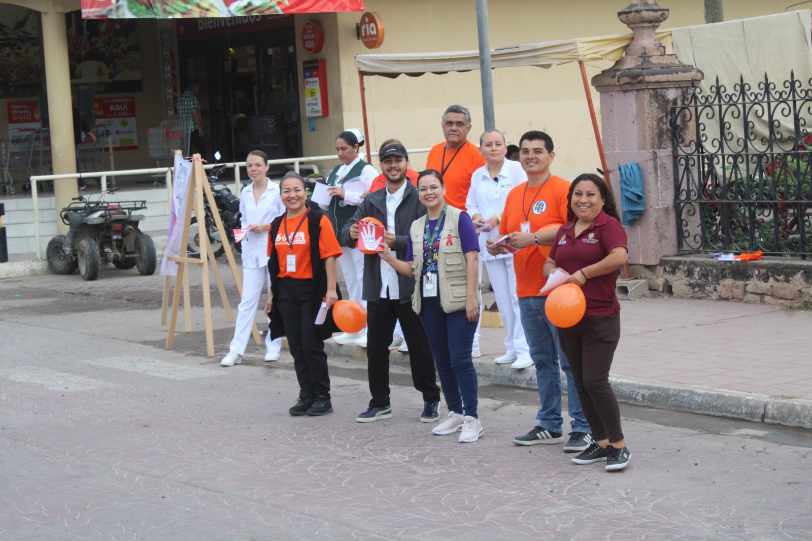 $!Instituciones de Rosario pegan calcas por la no violencia contra mujeres, niñas y adolescentes