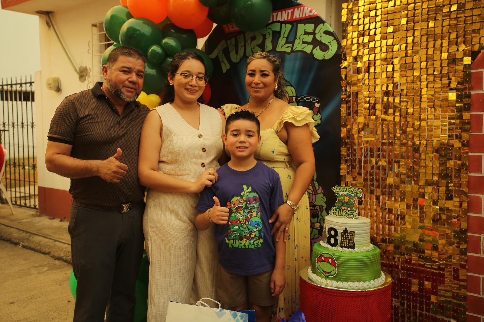 $!Miguel Ángel entre sus padres, Jazmín Zubiría y Miguel Ángel Maldonado, y su tía, Lahuryn Zubiría.