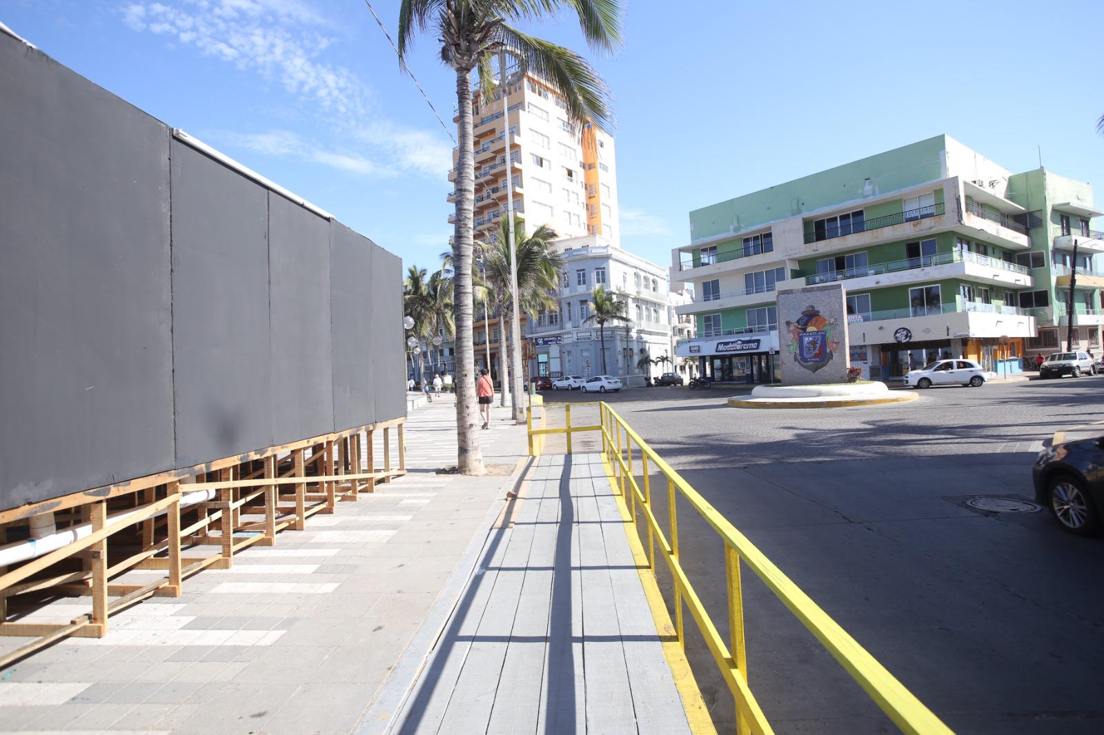 $!Avanzan preparativos del Carnaval de Mazatlán con instalación de baños en Olas Altas