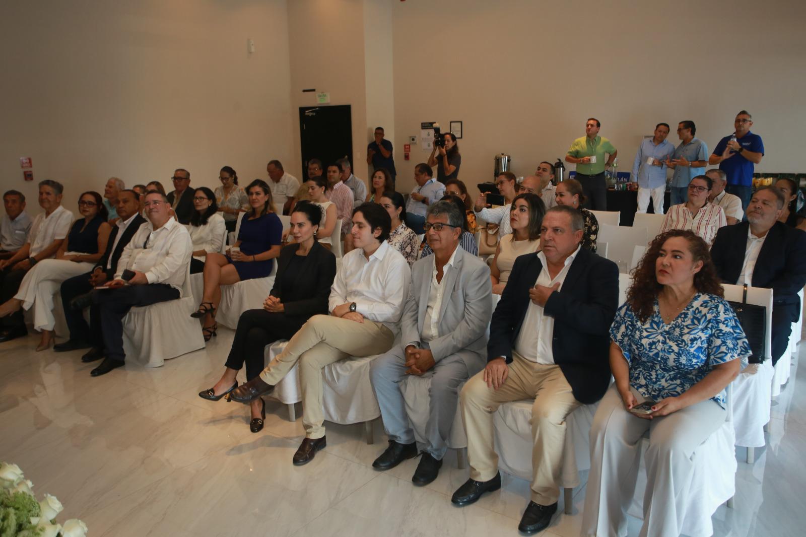 $!Familiares, amigos y egresados acompañaron a Martha Zulema Méndez durante la toma de protesta.