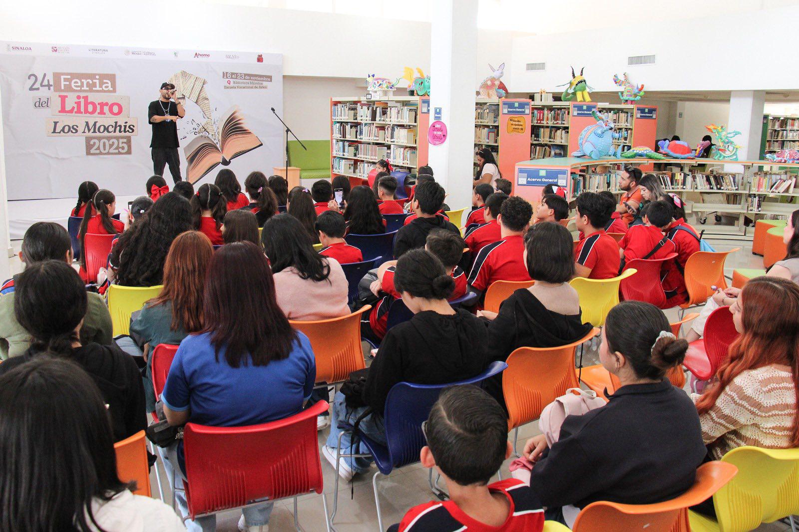 $!Eden Soun rapea con los mochitecos.