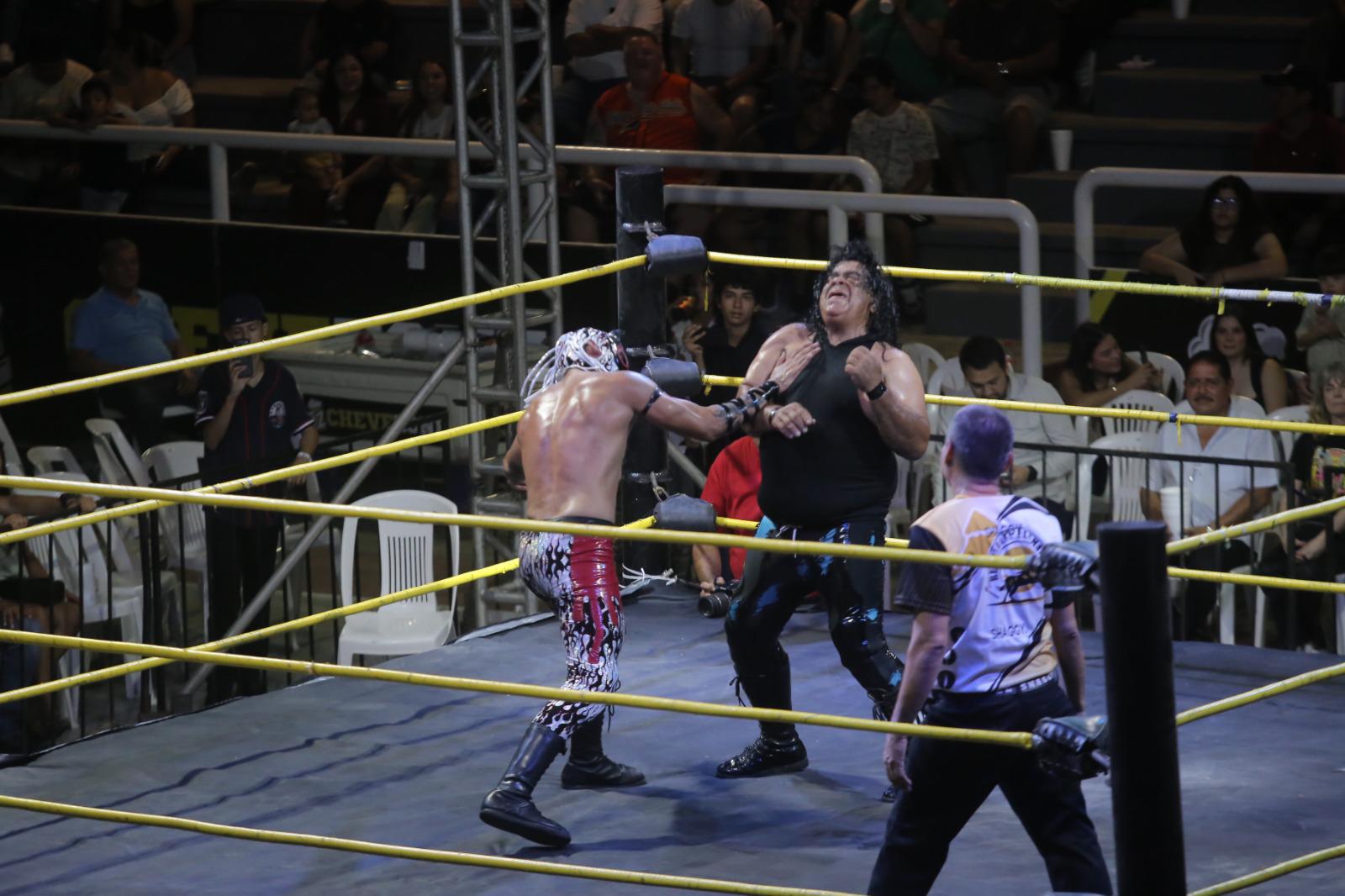 $!Artimañas permiten triunfo sobre Shocker en función de lucha libre