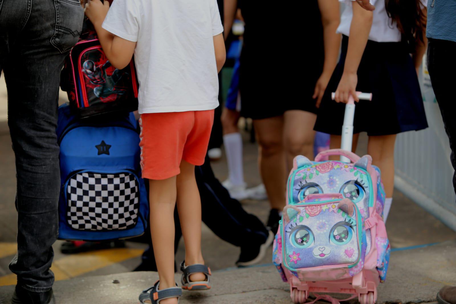 $!Aplican operativo mochila por amenaza de balacera en primaria de Culiacán