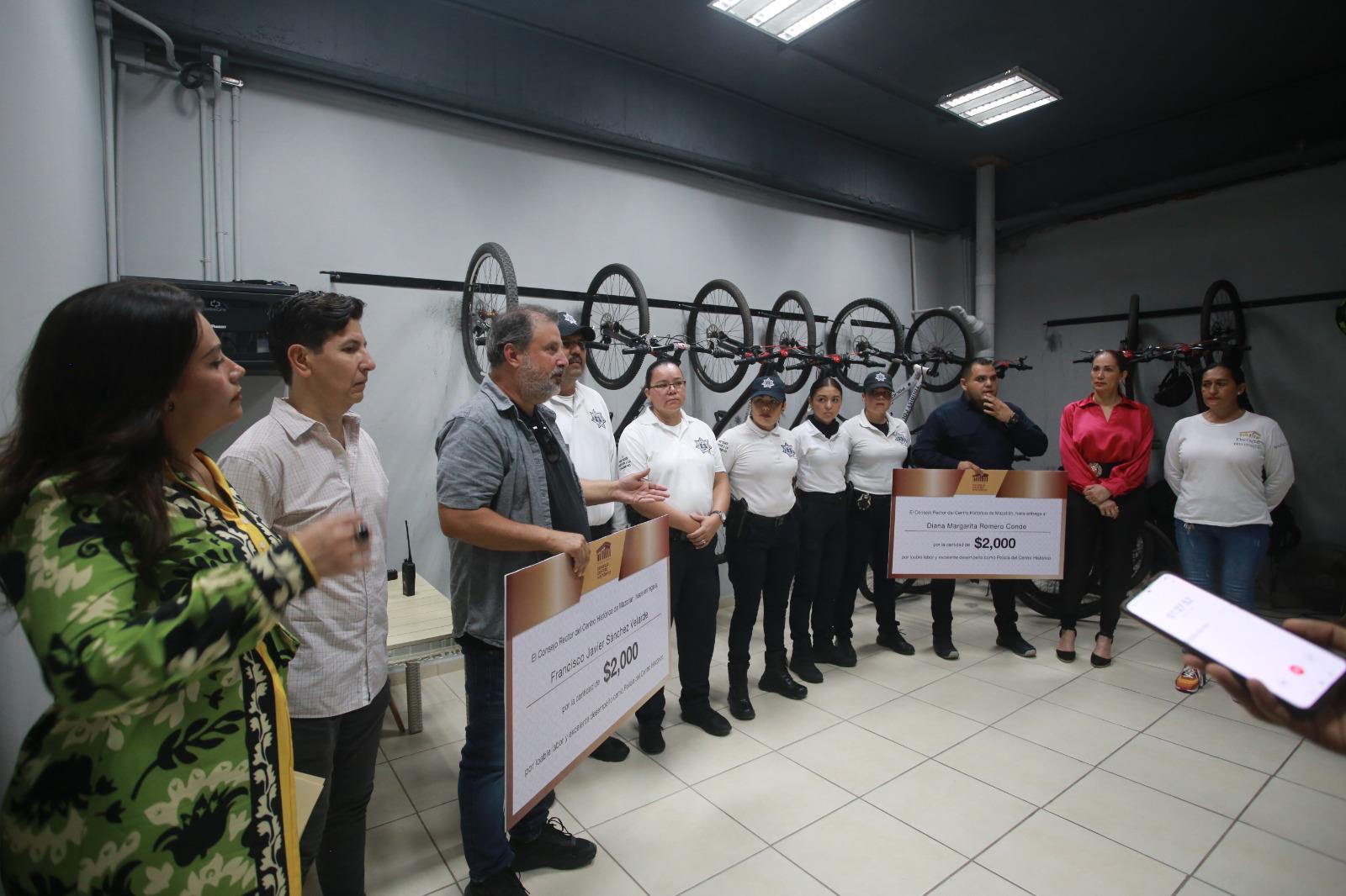 $!Reconoce Consejo del Centro Histórico las buenas acciones de tres policías de Mazatlán