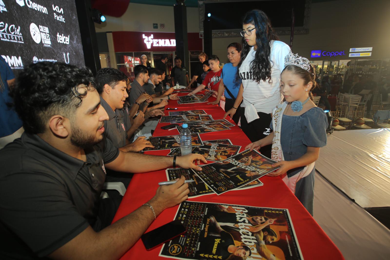 $!La firma de autógrafos.