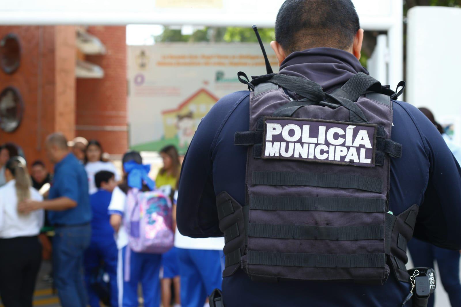 $!Aplican operativo mochila por amenaza de balacera en primaria de Culiacán