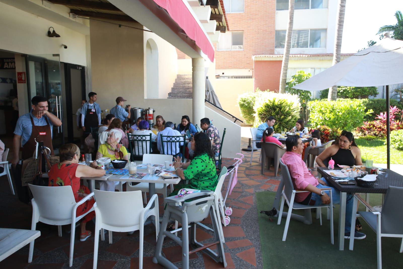 $!Hacen fila desde temprano para celebrar a sus mamás en restaurantes