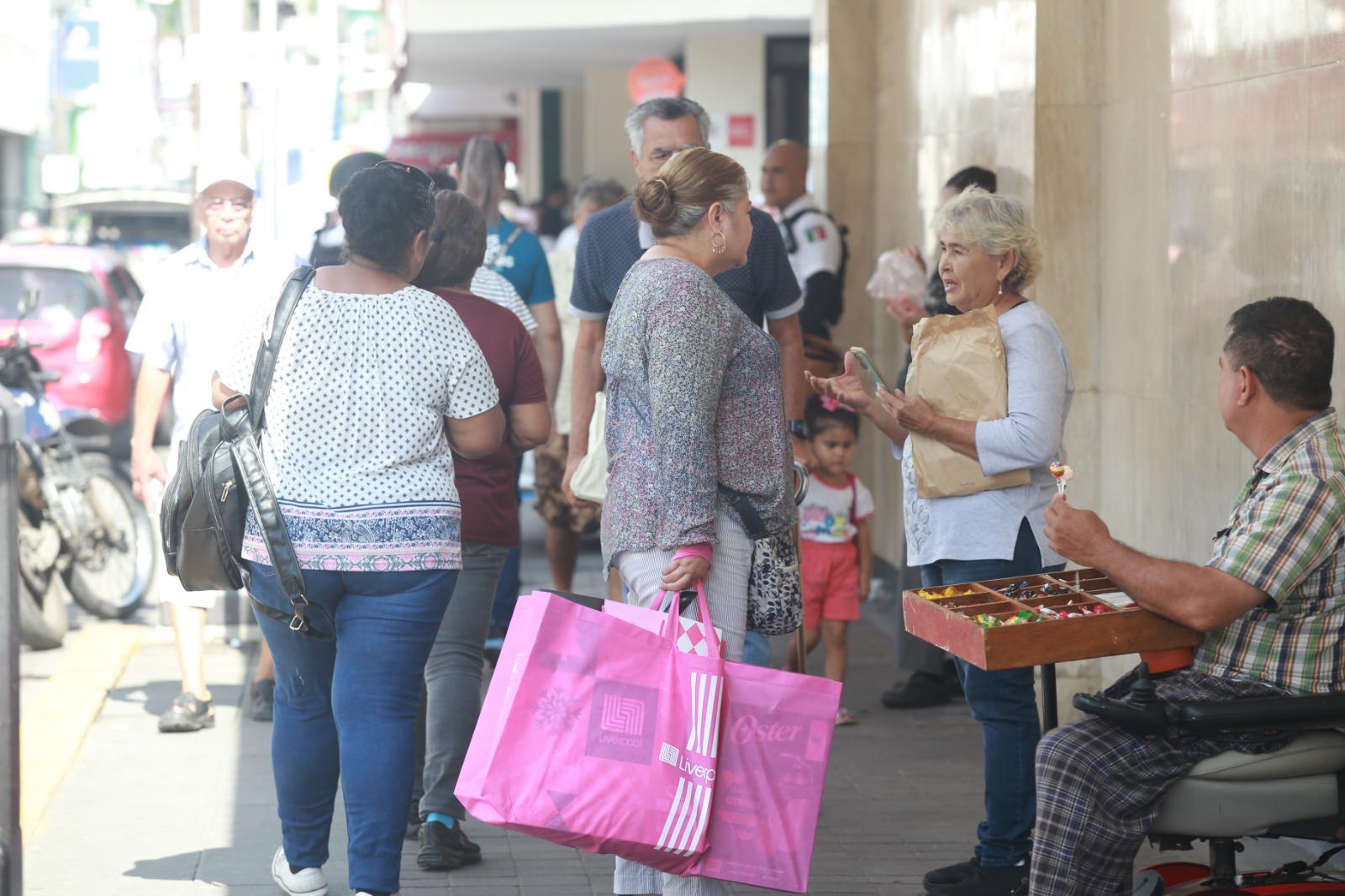 $!Acuden cientos de personas a comprar en el primer día del Buen Fin, en Mazatlán