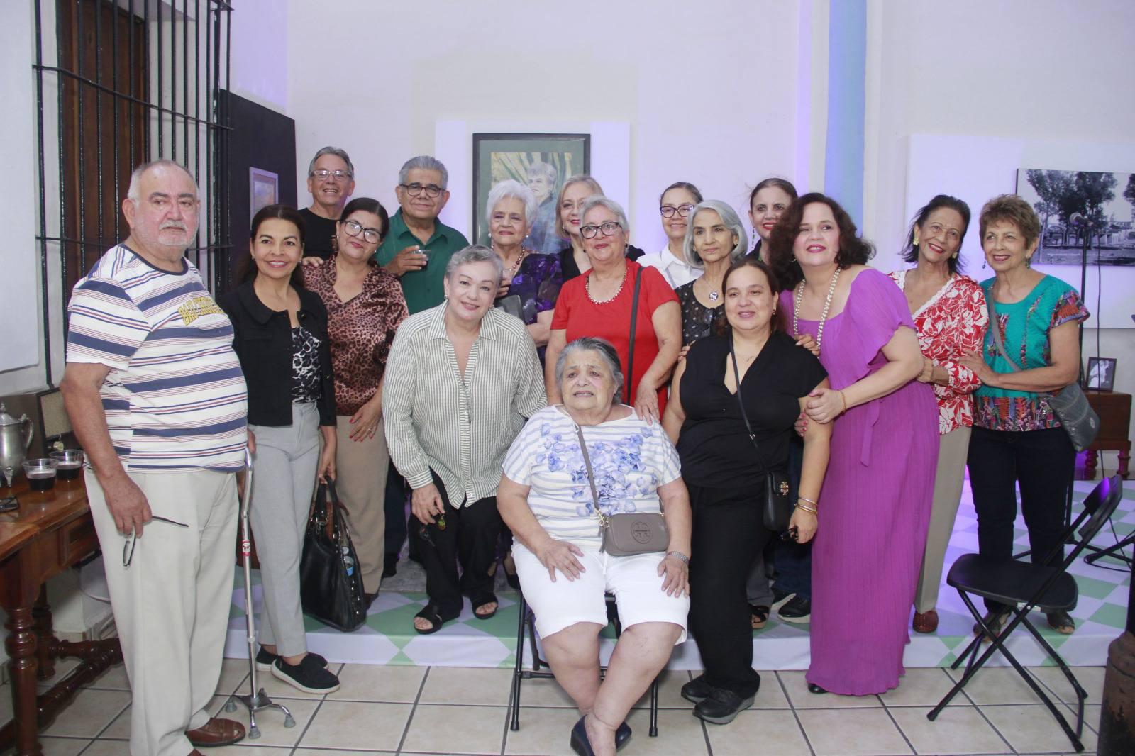 $!Amigas de la maestra Alicia Montaño del Grupo de la Retama, Tere Rivera, Luz María Astorga, Juan Ramón Manjarrez, Azalea López, Luz del Carmen Castro, y Margarita Salcido.