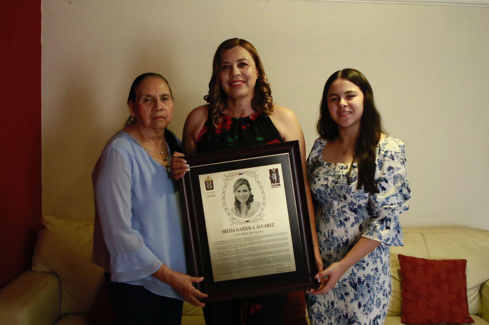 $!Hilda Gaxiola Álvarez rodeada por su madre y su hija Hilda Fernanda.