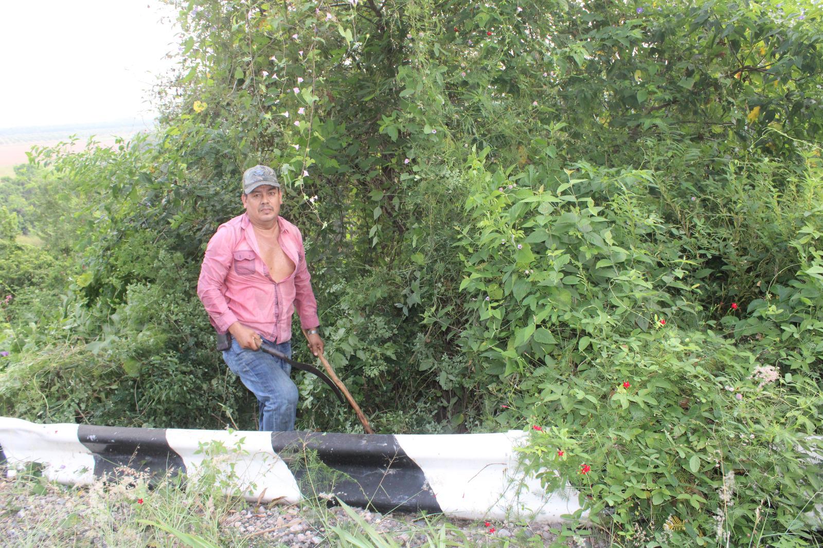$!Vecinos de Cacalotán limpian carretera estatal desde hace 20 años para evitar accidentes