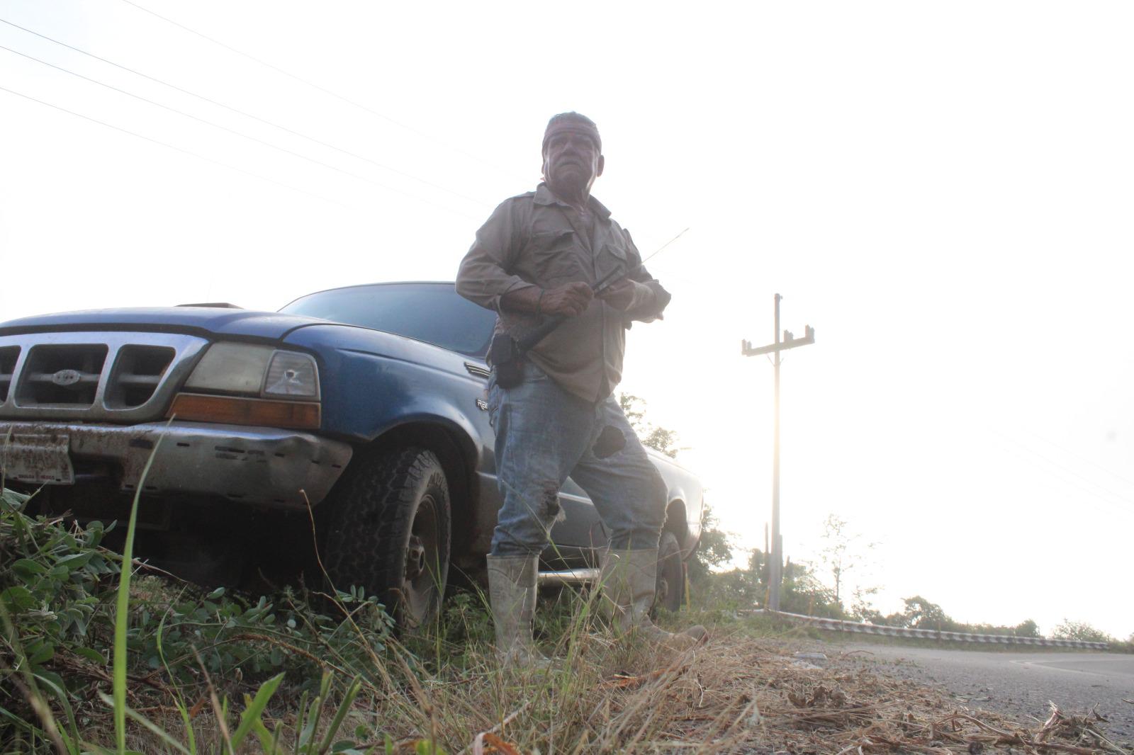 $!Vecinos de Cacalotán limpian carretera estatal desde hace 20 años para evitar accidentes