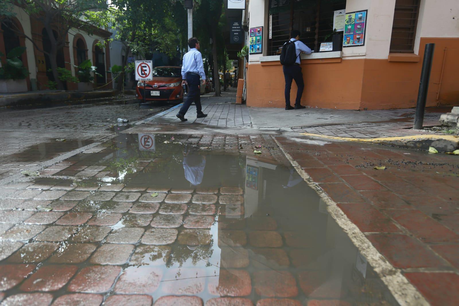$!Luce Centro Histórico de Mazatlán con agua estancada y basura acumulada