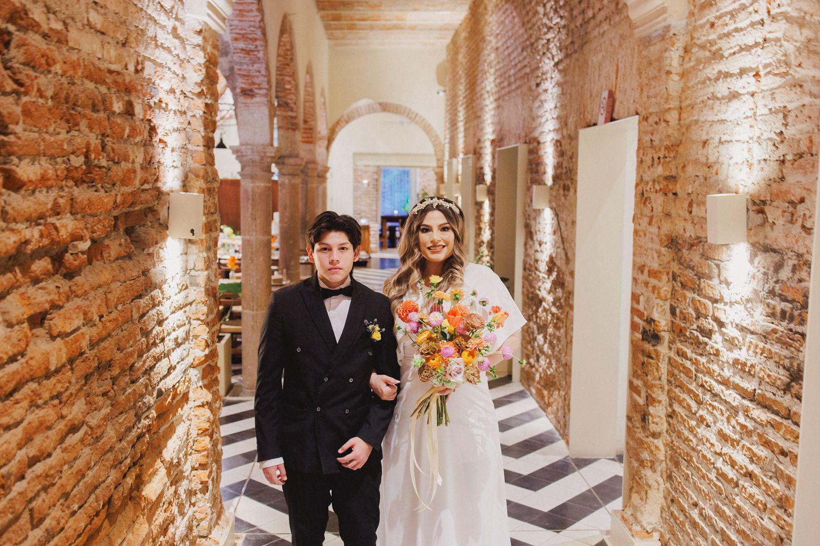 $!Elisa Serrano acompañada de su hijo Salvador Balam Amezcua.