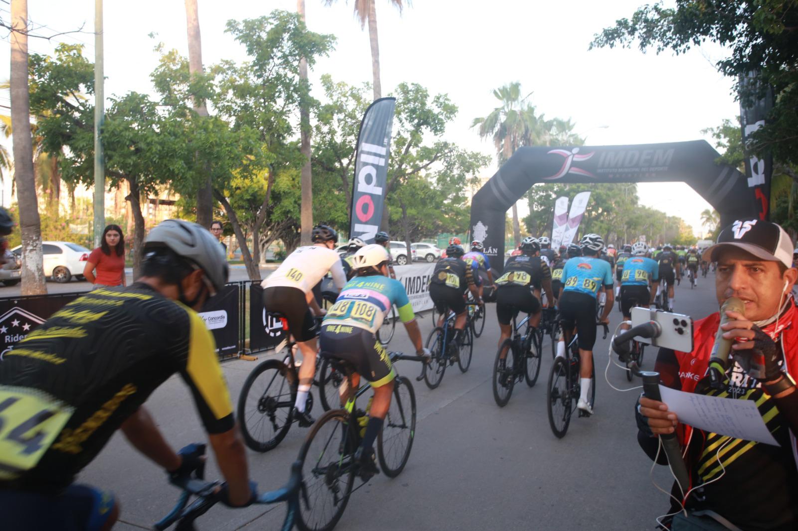 $!Parten ciclistas a conquistar la cumbre de Santa Rita