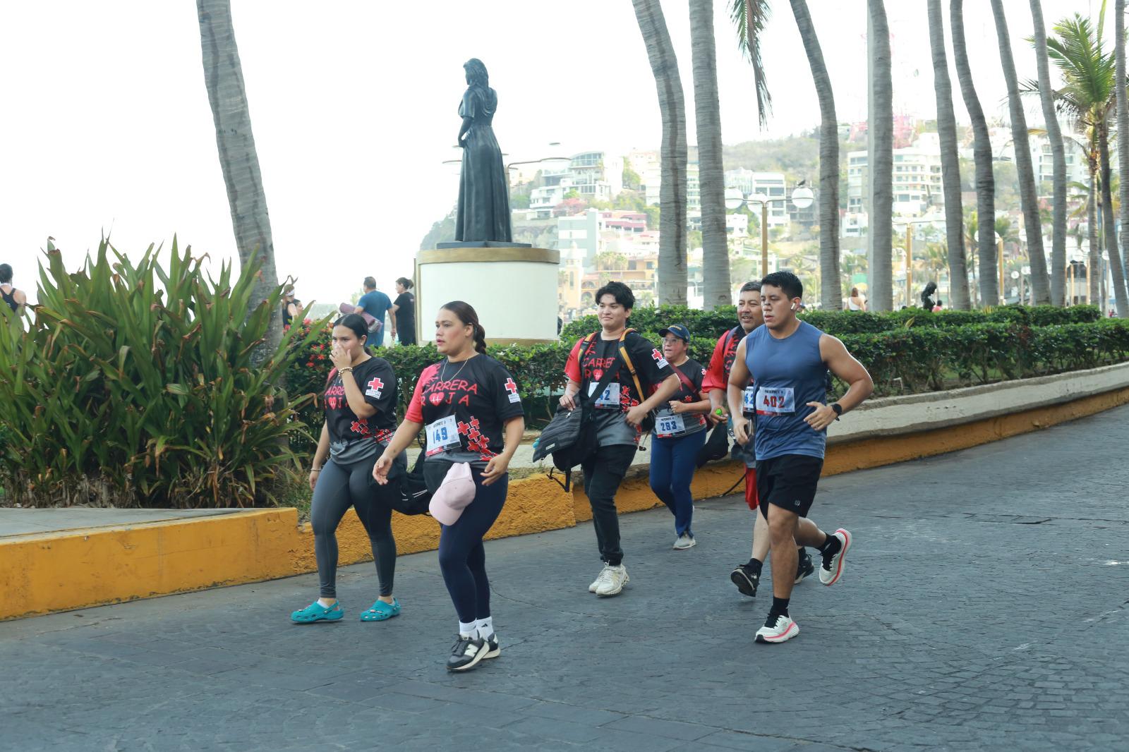 $!Jesús y Norma Labrador imponen su ley en la Carrera Roja 2026 en Mazatlán