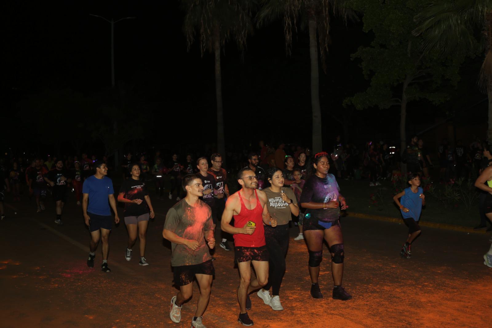 $!Mazatlecos y turistas disfrutan de fiesta de color en Carrera Neón TVP