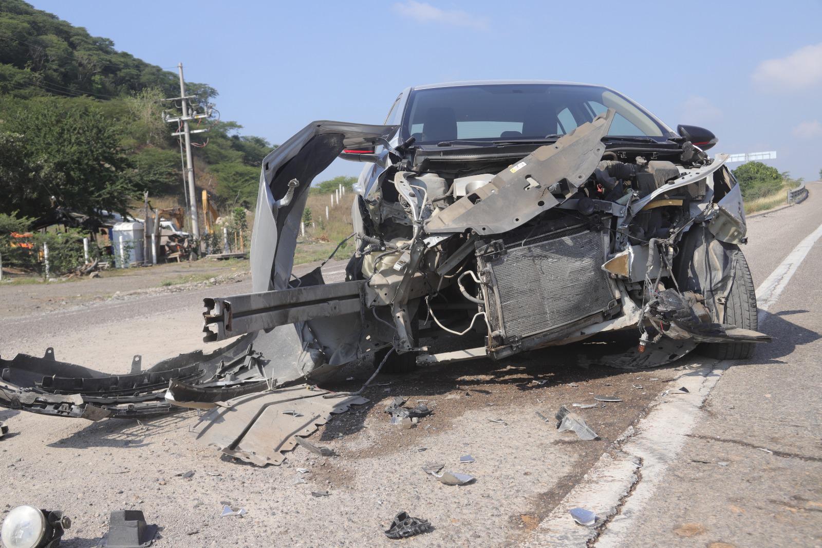 $!Choca automóvil contra un autobús de pasajeros en Mazatlán