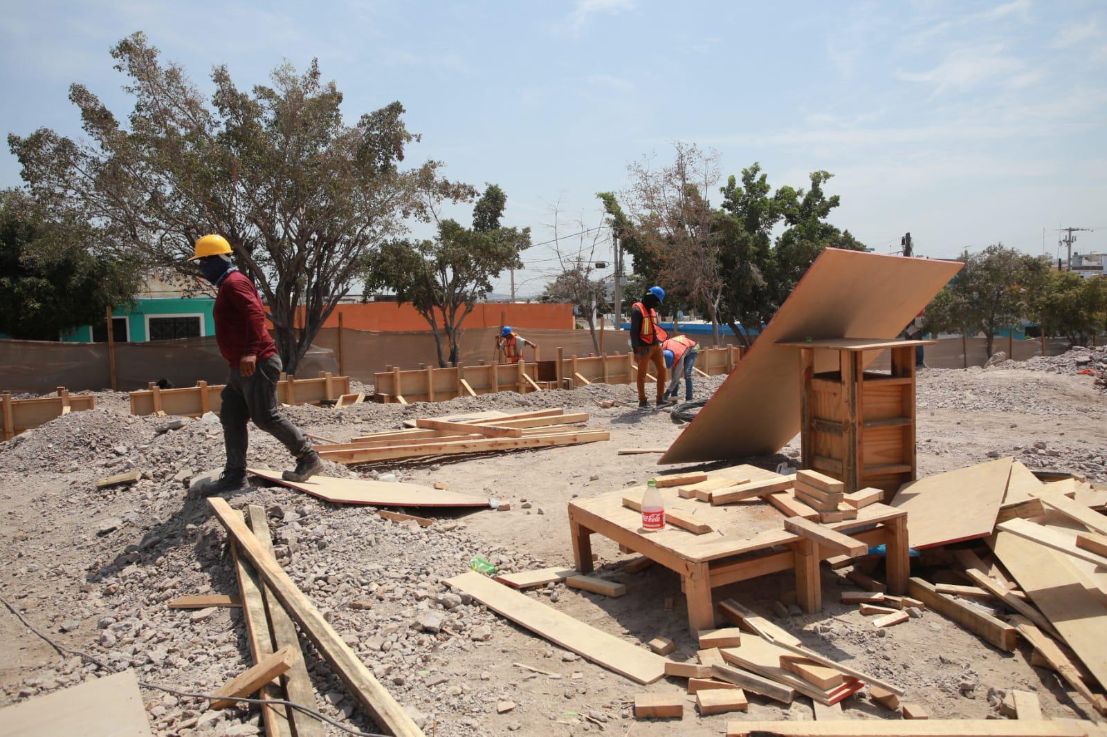 $!Trabajan en la construcción pese a altas temperaturas en Mazatlán