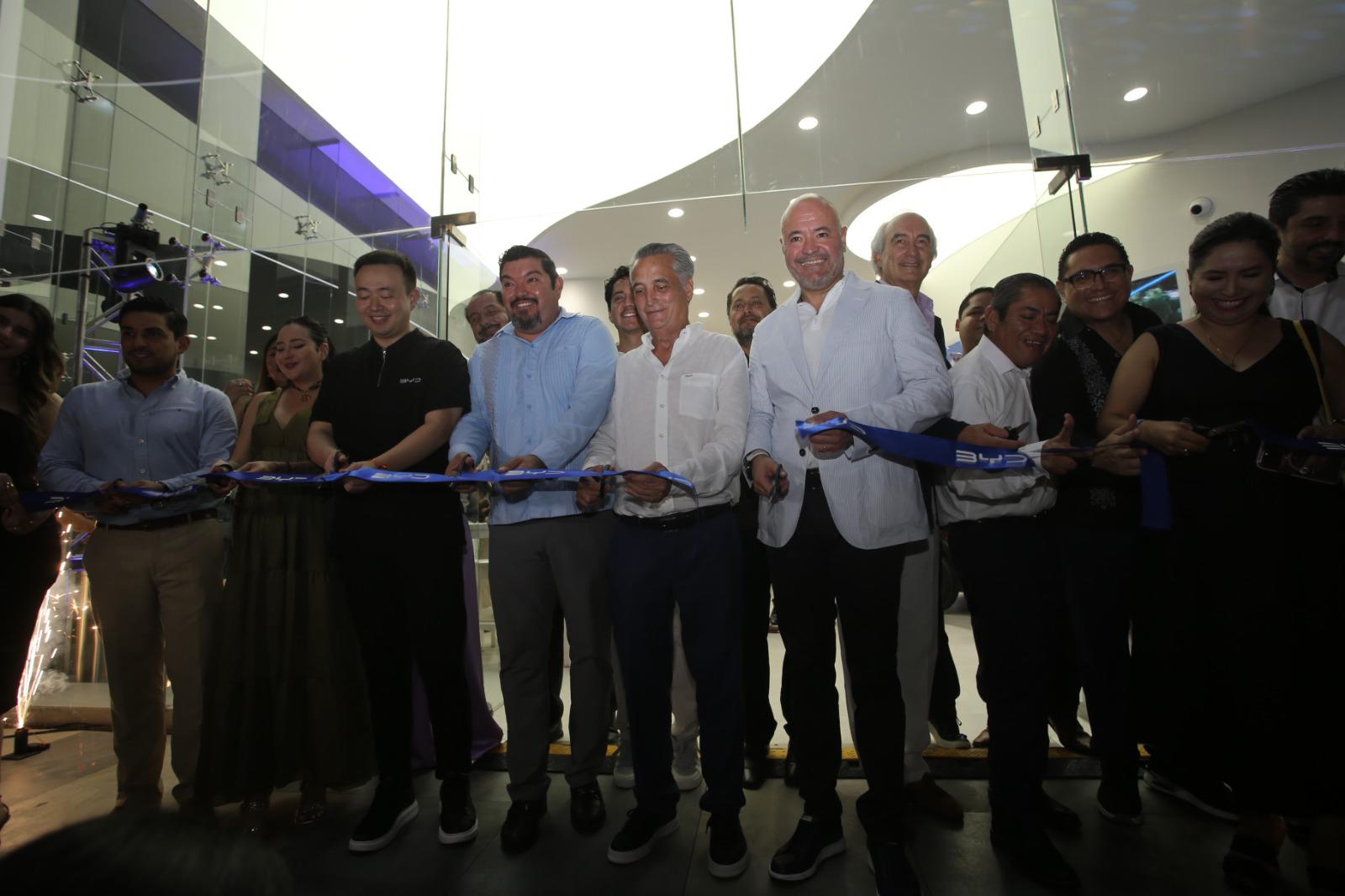 $!Directivos e invitados realizaron el corte del listón.