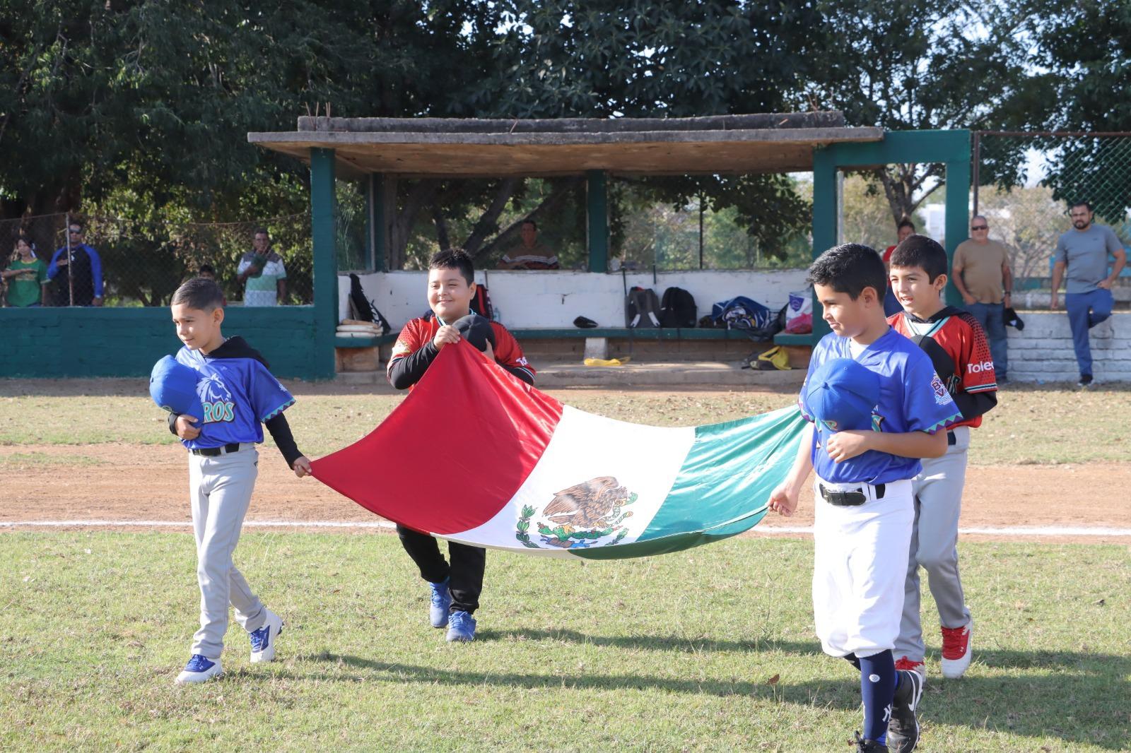 $!Club Deportivo Peli-kanos realizó su inaguración de la Temporada infantil 2025-2026, en honor a Antonio Mora Barrón