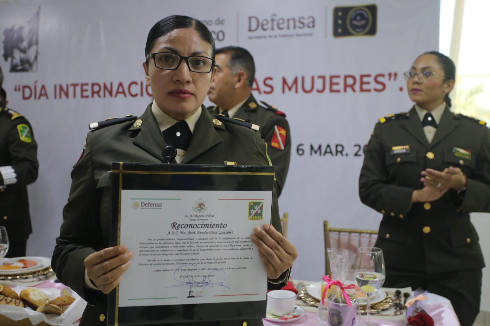 $!Reconoce Fuerzas Armadas de México a personal militar femenino en la III Región Militar