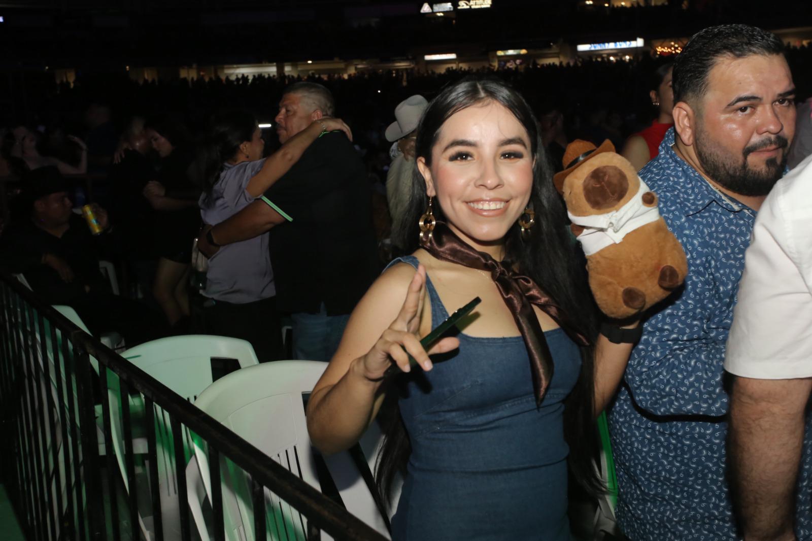 $!El público estuvo muy entusiasmado y se ambientó con el espectáculo.