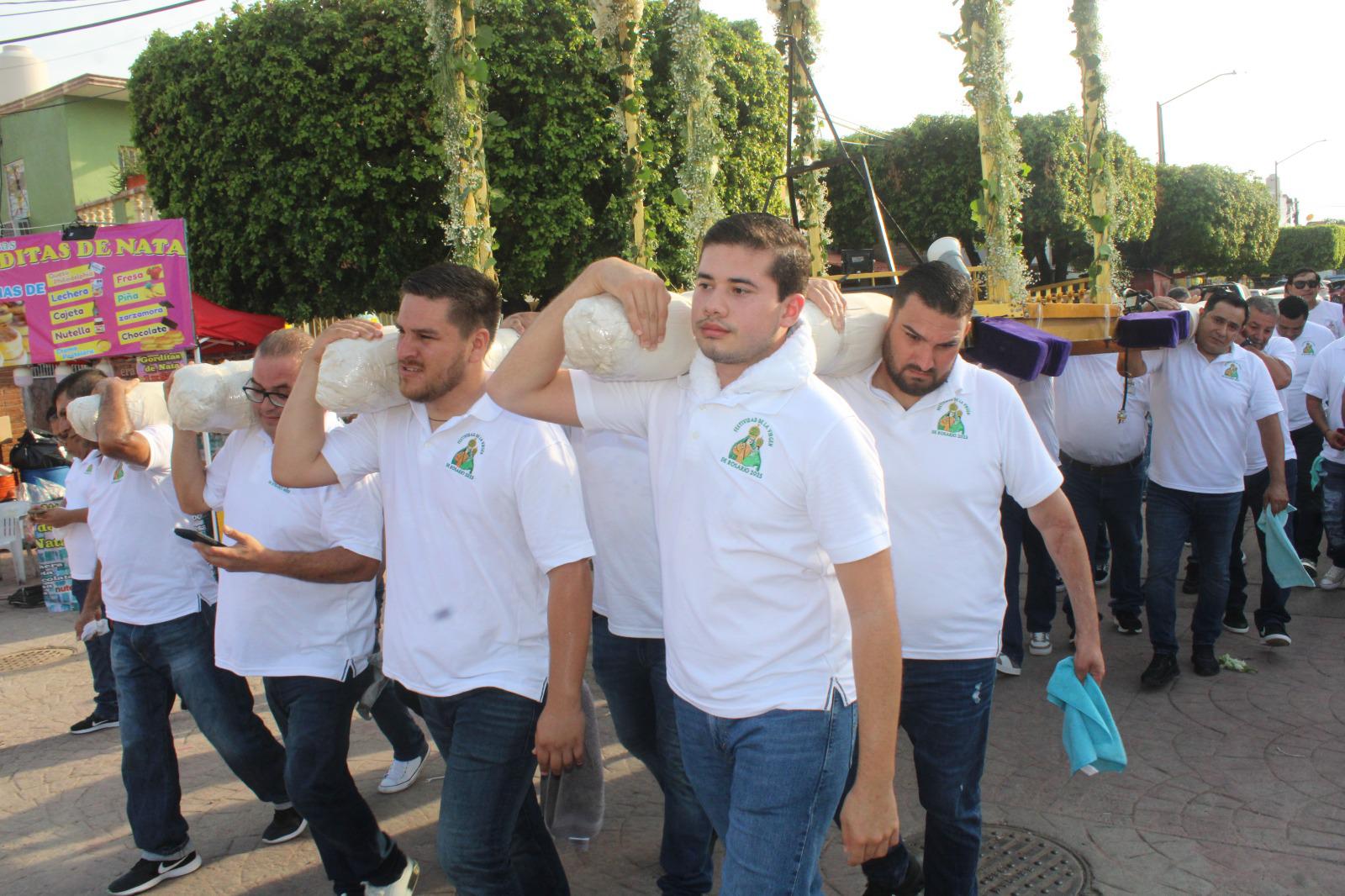 $!Realizan titánica labor cargadores y valla de jóvenes durante romería en la virgen del Rosario