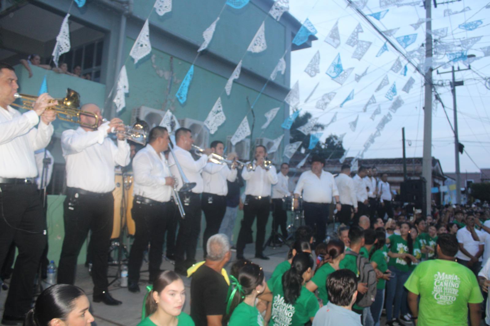 $!Le canta por primera vez ‘El Coyote’ a la Virgen del Rosario