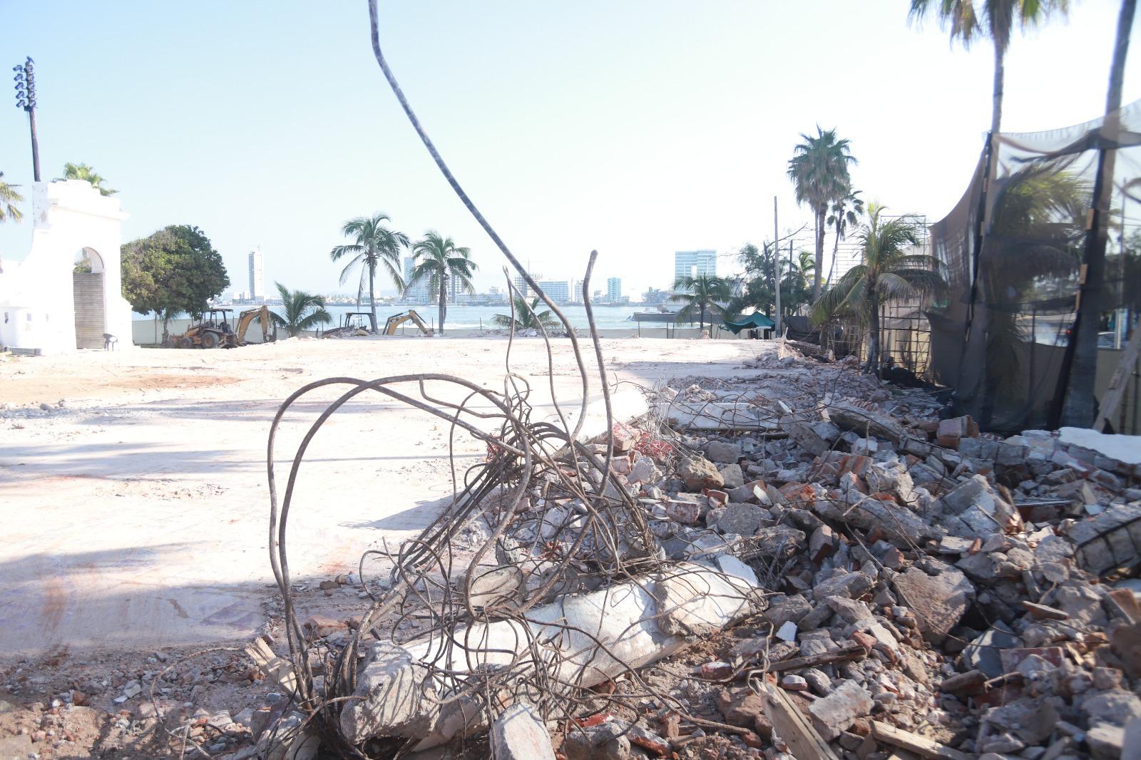 $!Escombros y varillas, lo que quedó de la Casa del Marino en Mazatlán