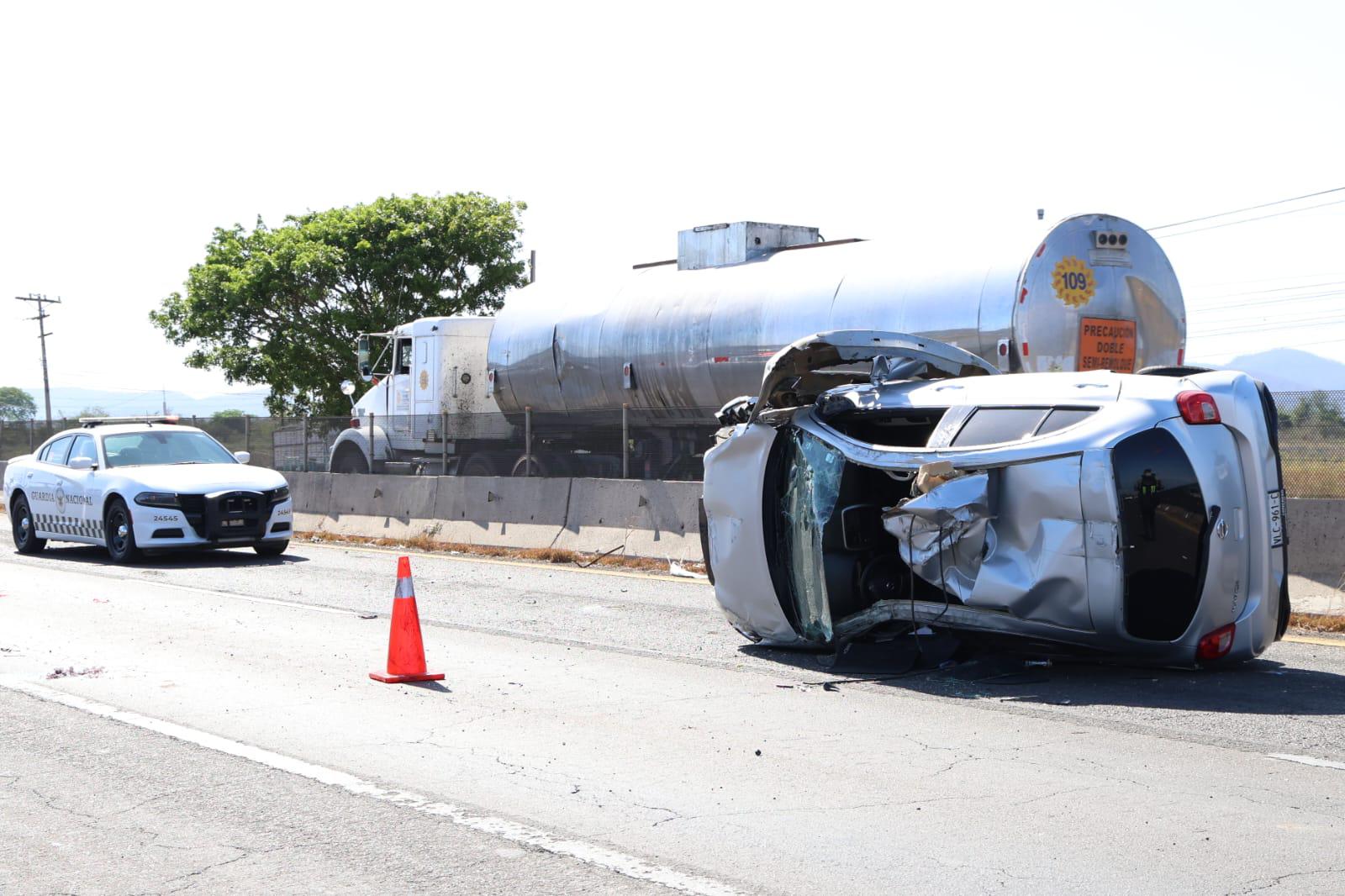 $!Tres lesionados deja volcadura en la carretera Internacional al sur de Mazatlán