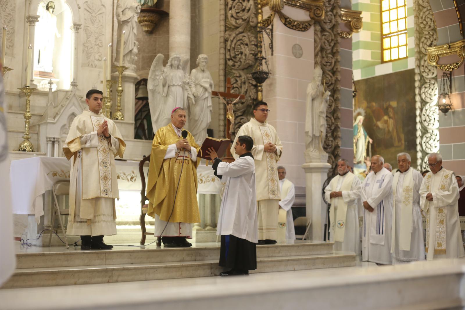 $!Ordenan a Sergio Armando como presbítero; Obispo de Mazatlán agradece por 29 años de su labor