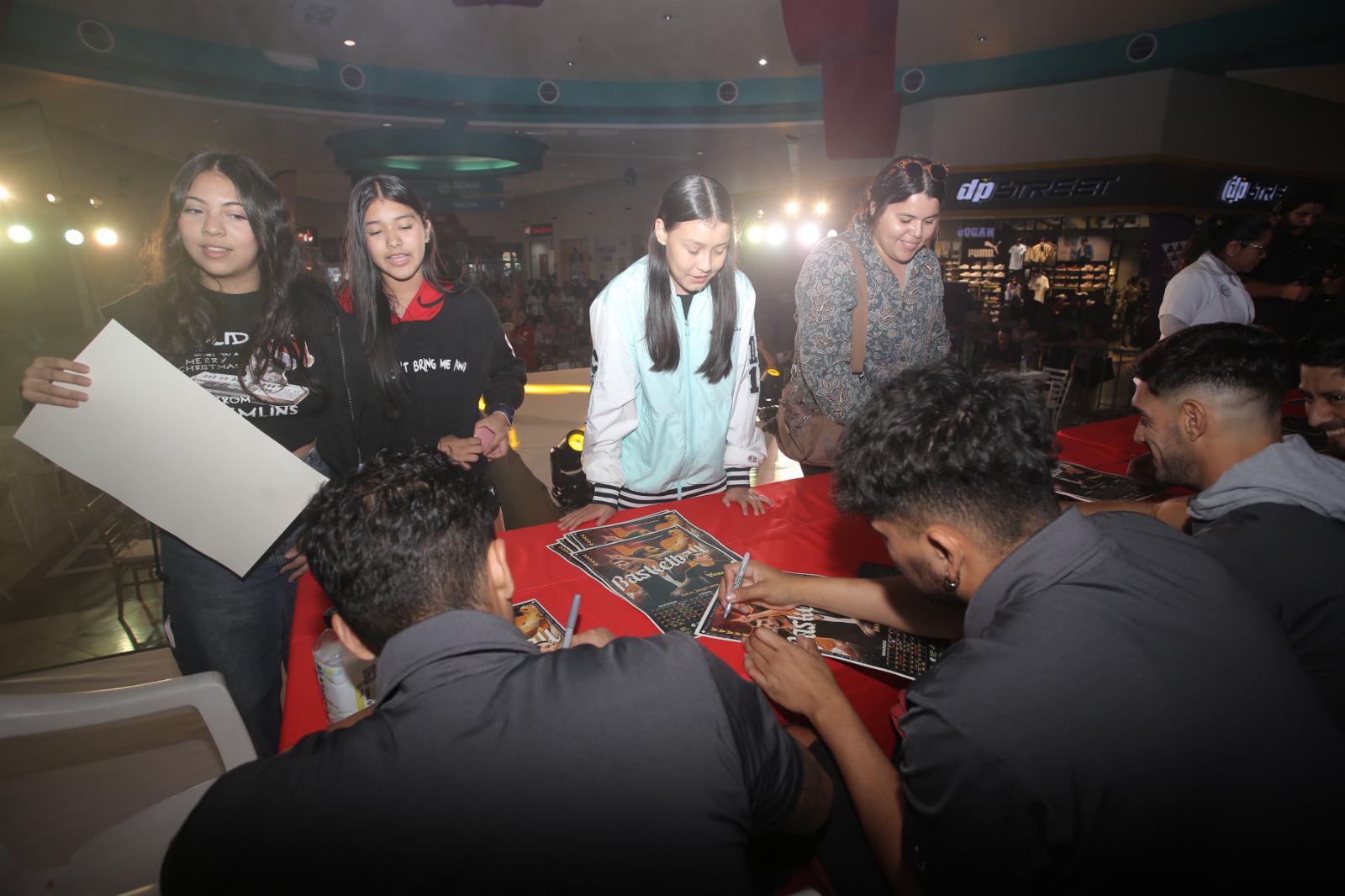 $!La firma de autógrafos.