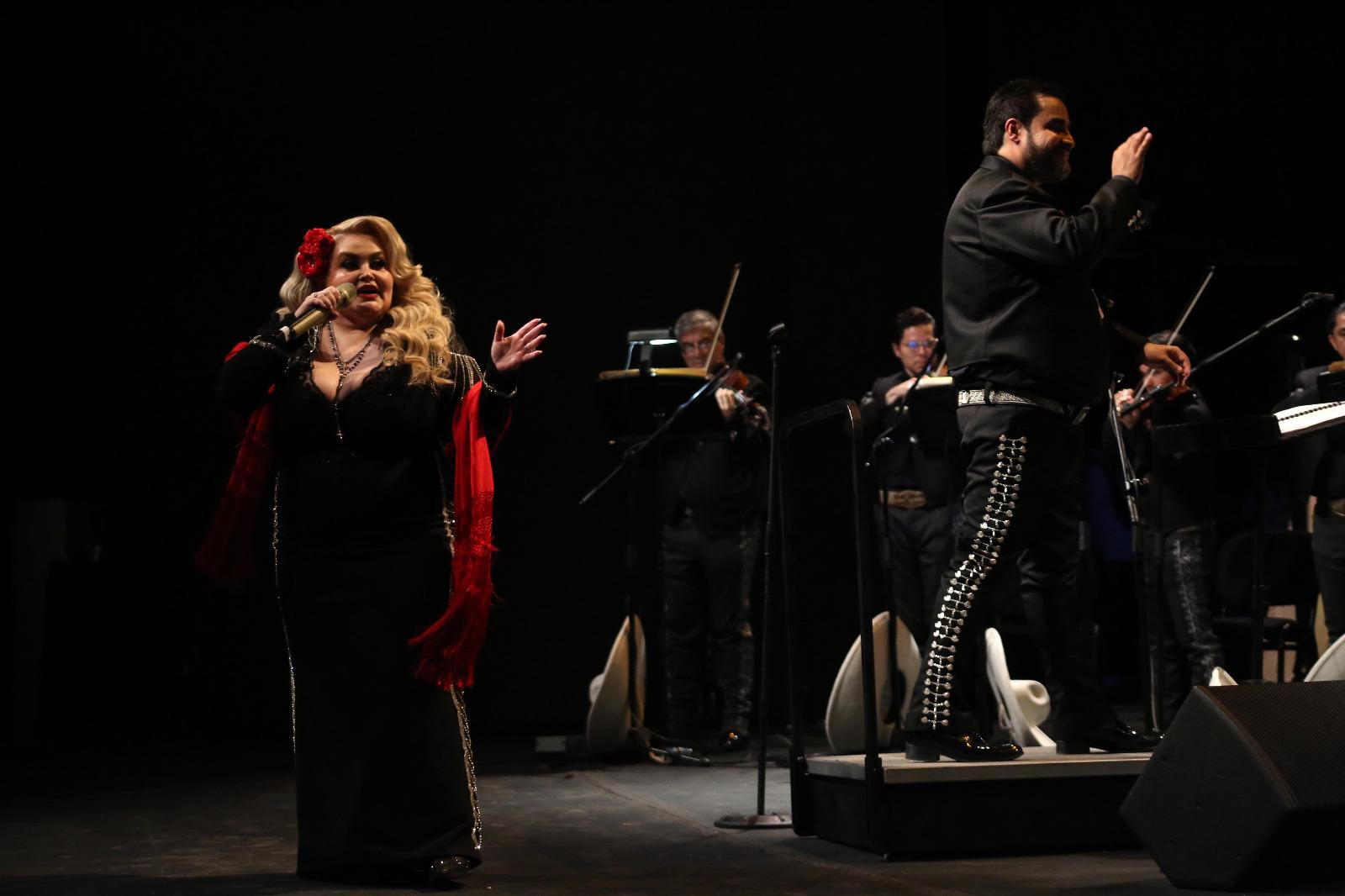 $!Sheyla Tadeo interpretó La Diferencia, de Alberto Aguilera, y Solamente amigos, de María Guadalupe Araujo.